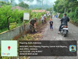 Babinsa Koramil 03/Pegasing Gotong Royong Bantu Warga Binaan Bersihkan Jalan