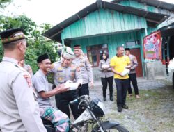 Berbagi Kebahagiaan di Jumat Berkah, Polres Bener Meriah Bagikan Nasi Kotak kepada Warga Kampung Karang Rejo