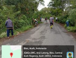 Babinsa Gotong Royong Bersihkan Jalan di Kampung Binaan