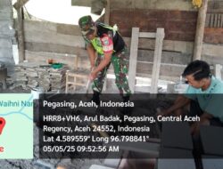 Atasi Kesulitan Babinsa Bantu Aduk Semen, Ringankan Beban Sekali Gus Bangun Keakraban