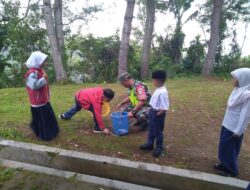 Babinsa Koramil 02/Wih Pesam  Ajak Para Siswa/i Bersihkan Lingkungan Sekolah