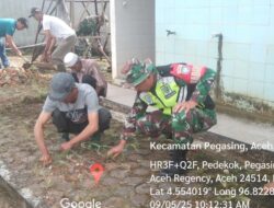 Jum’at Bersih, Babinsa Koramil 03/Pegasing Gotong Royong Bersihkan Seputaran Masjid Desa Pedekok
