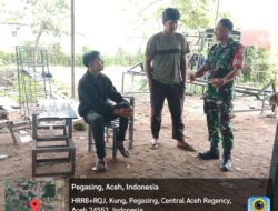 Jalin Keakraban, Babinsa Komsos di Desa Atang Jungket