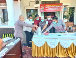 Kejaksaan Negeri Sijunjung Musnahkan Barang Bukti Perkara Tindak Pidana Umum Yang Telah Mempunyai Kekuatan Hukum Tetap