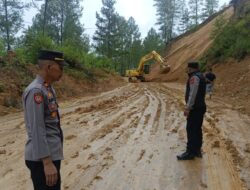Respon Cepat, Kapolsek Linge dan Personel Lakukan Pengamanan dan Penanganan Longsor di Jalur Nasional Takengon-Blang Kejeren