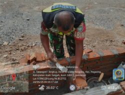 Wujud Kepedulian Babinsa Melaksanakan karya Bhakti Bersama Masyarakat Desa Simpang kelaping