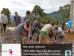 Wujud Kepedulian Babinsa Melaksanakan Gotong royong Bersama Nasyarakat Desa Tebes Lues