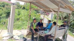 Manfaatkan Hari Libur, Babinsa Jalin Komunikasi Sosial Bersama Warga