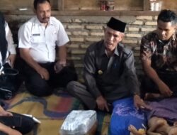 Wakil Bupati Aceh Singkil Menangis Melihat Kondisi Salah Seorang Anak Masyarakat Desa Bulu Ara Yang Menderita Penyakit Penomonia.