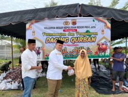Polres Pidie Jaya Salurkan 200 Kantong Daging Qurban Lewat Polsek: Kapolres Serahkan Secara Simbolis untuk Warga Kurang Mampu