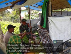 Ajarkan Cara Pemupukan, Wujud Kepedulian Babinsa Melaksanakan komsos Bersama Masyarakat Desa Karang Bayur