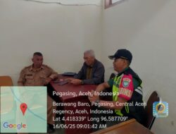 Bahas BLT, Babinsa Koramil 03/Pegasing Melaksan Komsos Bersama Masyarakat Desa Berawang Baro
