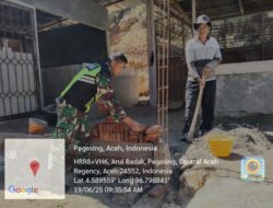 Wujud Kepedulian Babinsa Bantu Angkat Batu Bata Melalui Komsos Bersama Nasyarakat Desa Arul Badak