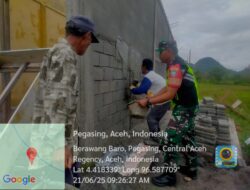 Wujud Kepedulian, Babinsa Bantu Warga Masyarakat Berawang Baro Melaui Komsos