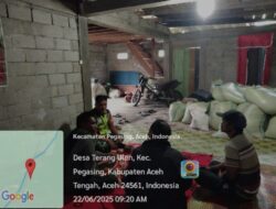 Jaga Stabilitas Harga Padi, Babinsa Melaksan Komsos Bersama Masyarakat DesaTerang Ulen