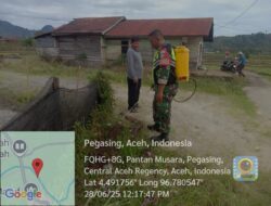 Melalui Komsos, Babinsa Bantu Penyemprotan di Desa Pantan Musara