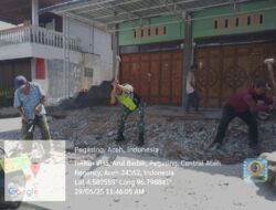 Semangat Gotong royong Bantu Pecahkan Batu, Babinsa Melaksan Komsos di Desa Arul Badak