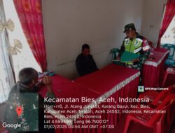 Babinsa Komsos Bersama Masyarakat Desa Karang bayur Bahas Setanting