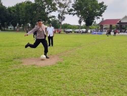 Kapolres Binjai Lakukan Tendangan Bola Pertama Dalam Pembukaan Turnamen