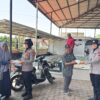 Polwan Polres Pidie Jaya Bagikan 50 Paket Makanan Gratis dalam Program ‘Jumat Berkah’ di Meureudu