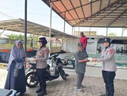 Polwan Polres Pidie Jaya Bagikan 50 Paket Makanan Gratis dalam Program ‘Jumat Berkah’ di Meureudu