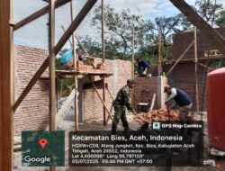 Luangkan Waktu Babinsa Bantu Warga Bagun Rumah, Wujudkan Kemanunggalan TNI dan Rakyat