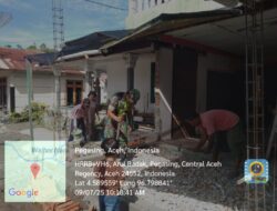 Peduli Babinsa Bantu Ratakan Tanah di Desa Alur Badak