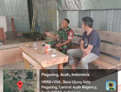 Babinsa Melaksan Komsos di Desa Ujung Gele, Bahas Keamanan Kampung