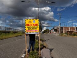 Awas Jalan Berlubang, Satlantas Polres Bener Meriah Pasang Spanduk 
