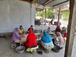 Babinsa Koramil 03/TG, Komsos Dengan Pekerja Penyortiran Kopi