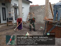 Babinsa Bhakti Sosial Bantu Ratakan Tanah di Desa Simpang Uning
