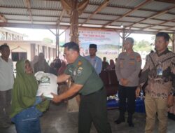 Dandim 0119/BM Serahkan Langsung Bantuan Pangan Beras Kepada Masyarakat Bener Meriah