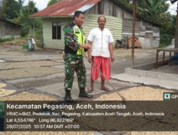 Wujud Kepedulian Babinsa, Serka Adu Kurniawan Laksanakan Komsos Bersama Warga Desa Pedekok