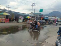 Air Paret Meluap ke Jalan Raya, Warga Terganggu dan Gagal Beribadah