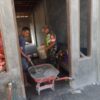 Peduli Warga Binaan, Babinsa Koramil 02/Wps Bantu Warga yang Sedang Membangun Rumah