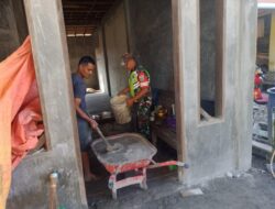 Peduli Warga Binaan, Babinsa Koramil 02/Wps Bantu Warga yang Sedang Membangun Rumah