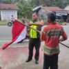 Sambut HUT Kemerdekaan RI Ke-80, Babinsa Keliling Kampung Himbau Kibarkan Bendera Merah Putih