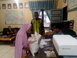 Babinsa Koramil 01/Bandar, Dampingi, Perum Bulog Salurkan Bantuan Bahan Pangan kepada 35 KK Di Wilayah