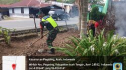 Wujud Kepedulian Babinsa dalam Bersih-Bersih Halaman dan Meratakan Tanah dalam Rangka Hari Kemerdekaan RI