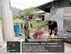 Wujud Kepedulian Babinsa, Serda Adi Rahmanto Laksanakan Kegiatan Bhakti Bersama Warga Desa Atang Jungket