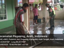 Babinsa Melaksanakan Bhakti Sosial Bersama Masyarakat Desa Pedekok Bersihkan Meunasah