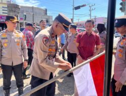 Smarak HUT RI ke-80, Polres Pidie Jaya Bagikan 250 Bendera Merah Putih kepada Pengendara dan Warga