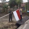 Polsek Jajaran Polres Bener Meriah Bagikan dan Himbau Warga Pasang Bendera Merah Putih Sambut HUT RI ke-80