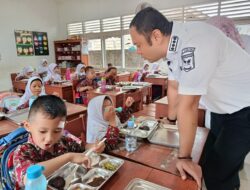 Realisasi Pemberian Makan Gizi Gratis Oleh Bupati Sijunjung Benny Dwifa Yuswir di SDN 20 Muaro Sijunjung