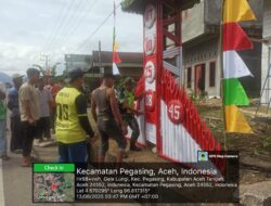 Menyambut HUT RI ke-80, Babinsa, Kepala Desa, dan Warga Membangun Gapura