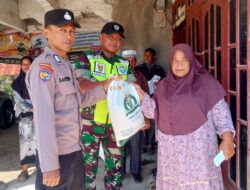 Babinsa Dampingi Perum Bulog Dan Aparatur Desa, Serahkan Bantuan Ke Rumah Warga