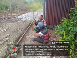 Babinsa Melaksanakan Komsos Bersama Warga Desa Ujung Gele Bahas Pembuatan Rumah