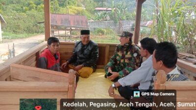 Wujud Kepedulian Babinsa Melaksanakan Komsos Bersama Masyarakat Desa Tebuk