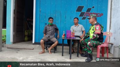 Wujud Kepedulian Babinsa Melaksanakan Komsos Bersama Masyarakat Desa Tebuk
