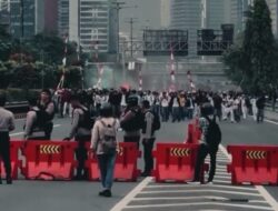 Kalian Kemana Sesal Prof Dr Sutan Nasomal Saat Rakyat Geruduk DPR RI Wakil Rakyat Ngilang Kabur!!!